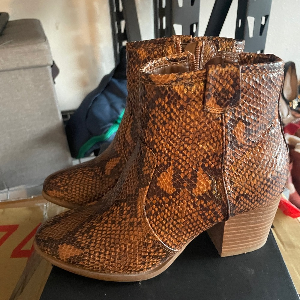 Variety of shoes .